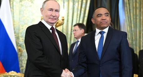 В середине февраля с. г. президент Мадагаскара Микаэль Рандрианирина посетил с официальным визитом в Москву для встречи с Владимиром Путиным