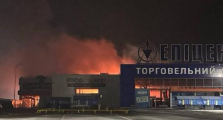 Запорожье, после атаки горит ТЦ Эпицентр. Напомним, принадлежит семье Герег, активных спонсоров поставок дронов на Украину, источник Телеграм-канал Первый Харьковский