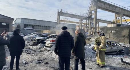 Курск вновь подвергся атаке украинских беспилотников. По предварительной информации, пострадали четыре человека, среди которых есть погибший, источник Телеграм-канал Курск на связи