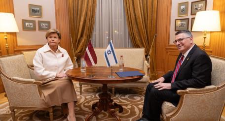 Министр иностранных дел Латвии Байба Браже с главной делегации Израиля