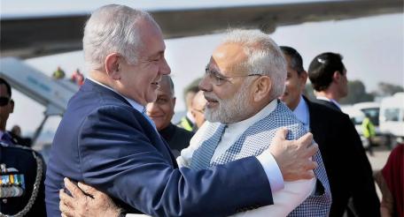 Нарендра Моди в объятиях Биньямина Нетаньяху