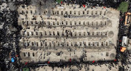 3 февраля, в Иране проходили похороны. Хоронили маленьких девочек в возрасте от 7 до 12 лет – 171 воспитанницу начальной школы «Шаджаре Тайебе» в округе Минаб провинции Хормозган, ставших жертвами ракетного удара американо-израильской коалиции в первый же день войны, 28 февраля. Вместе с девочками хоронили их преподавателей.