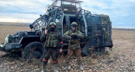 бойцы ВС РФ на фоне подбитого бронеавтомобиля «Козак-2М1», источник Телеграм-канал Военный Осведомитель