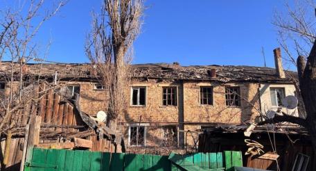 ночью ВСУ ударили по жилому многоквартирному дому в Перевальске. В результате атаки БПЛА загорелась крыша, выбиты практически все окна. Осколочные ранения получили два человека, к счастью, лёгкой степени тяжести, источник Телеграм-канал Сыны Отечества|Новости ЛНР здесь!