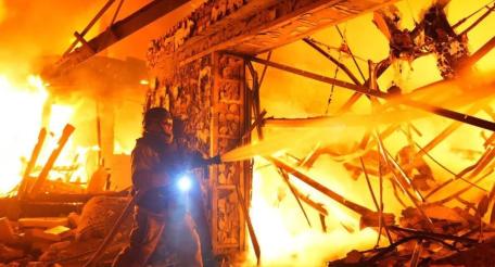 примерно в 00:30 группа из 5+ Гераней атаковала цели в Запорожье. Вместе с Геранями в атаке на цель в городе принимали и FPV. На месте удара возник сильный пожар, источник мессенджер MAX сообщество Хроники Гераней 