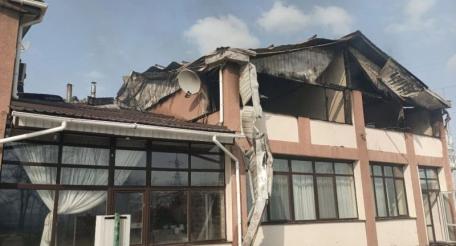 ВСУ атаковали неработающее кафе «Атмосфера» в Энергодаре. Здание кафе серьёзно повреждено, возник пожар. ВСУ пытались атаковать сотрудников МЧС во время тушения пожара. В момент удара в здании никого не было, никто не пострадал, источник мессенджер MAX сообщество Запорожский Телеграф