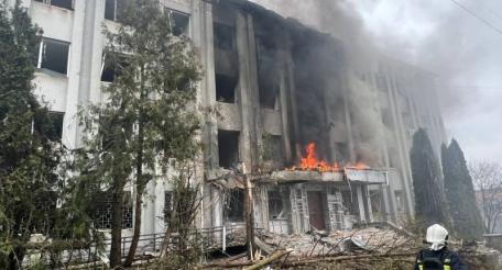 сообщается об ударе по зданию ТЦК в Сумах, источник Телеграм-канал ИЗНАНКА