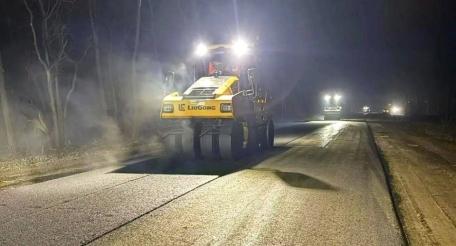 в ДНР дорожники ведут работы на 13 участках дорог межмуниципального значения. Как сообщили в Минтрансе ДНР, порядка 22 км нового асфальтового покрытия уже уложено на дорогах. На объектах, где полностью завершена укладка асфальта, в ближайшие дни приступят к нанесению дорожной разметки, источник Телеграм-канал Донбасс Сейчас