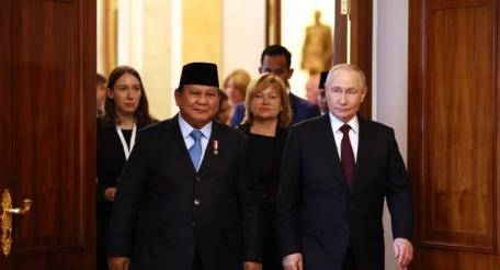 Президент Индонезии Прабово Субианто прибыл в Москву с рабочим визитом, в Кремле 13 апреля состоялась с встреча российским лидером и двухчасовые  российско-индонезийские переговоры в расширенном составе, затем лидеры государств говорили один на один.