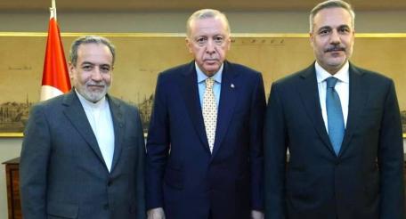 Министр иностранных дел Ирана Аббас Арагчи, президент и министр иностранных дел Турции Реджеп Эрдоган и Хакан Фидан 