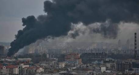 последствия атаки по Киеву. Небо над городом затянуло чёрным дымом, источник МАХ-канал ШТОРМ TV