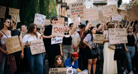 украинцы считают самой большой угрозой для Украины вовсе не Россию (39%), а коррупцию в стране (54%).