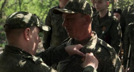 церемония награждения штурмовиков 228-го мотострелкового полка 90-й гвардейской танковой дивизии группировки «Центр прошла в тыловом районе спецоперации, источник МАХ-канал Минобороны России
