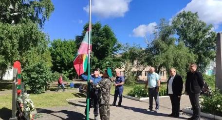 в Кременной отметили День пограничника. Представители местной администрации возложили цветы к пограничному столбу. Из-за сложной обстановки в городе и угрозы атак БПЛА мероприятие прошло в ограниченном формате, без массового сбора людей, источник МАХ-канал KRM РФ