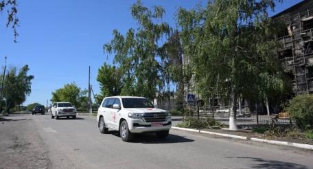 делегаты МККК и руководство Луганского Красного Креста в Старобельске на месте атаки украинских боевиков по студенческому общежитию и строениям образовательного учреждения, источник МАХ-канал РОДИОН_МИРОШНИК