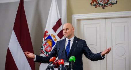 Премьер-министр Латвии Андрис Кудбергс начал свою работу с того, что решил лишить республику миллиарда евро в год. Глава правительства поручил министру иностранных дел Байбе Браже найти решение, как прекратить экспорт и импорт с Россией.