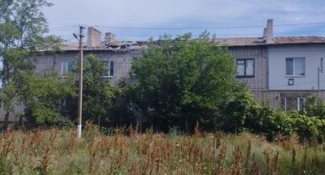 дрон ВСУ атаковал двухэтажный жилой дом в Любимовке Каховского округа, источник МАХ-канал Таврия. Новости Херсонской области