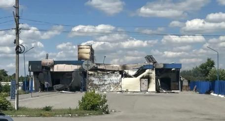 в городе Каменке-Днепровской атаке БпЛА противника подвергся сетевой супермаркет, произошёл пожар. Здание получило значительные повреждения, источник МАХ-канал Балицкий Евгений