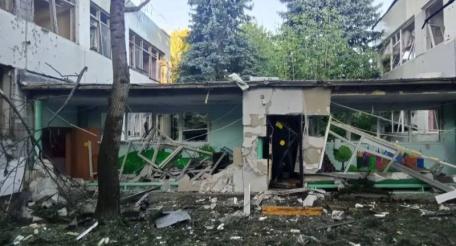 детский сад в Электростали, на который упали обломки украинского БПЛА. К сожалению, в Подмосковье тоже не обошлось без жертв. Один из раненых в результате атаки дронов на склады Wildberries в Элекростали скончался, источник МАХ-канал Военкор Котенок
