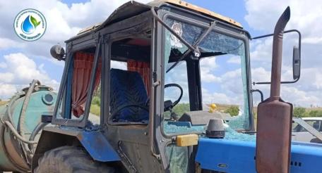ВСУ атаковали трактор, подвозящий воду в село Конские Раздоры Пологовского МО. Удар дрона пришёлся в крышу кабины трактора. В результате атаки верхняя часть кабины была повреждена, а все остекление выбито взрывной волной. Водитель не пострадал, источник МАХ-канал Запорожский телеграф