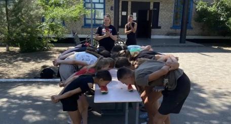 В Новодмитровке Второй Ивановского округа прошёл «Арбузный переполох». Для детей устроили веселый праздник с конкурсами по скоростному поеданию арбузов. Участники зарядились летним настроением, смехом и арбузным соком, источник МАХ-канал Таврия. Новости Херсонской области