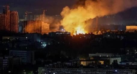 в Киеве горит завод «Стройдормаш» после серии ударов. Предприятие специализируется на производстве и ремонте военной техники, источник МАХ-канал Дневник Десантника