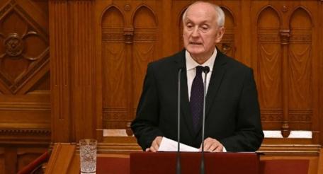 Венгерский парламент избрал президентом уволенного при Орбане судью Андраша Баку