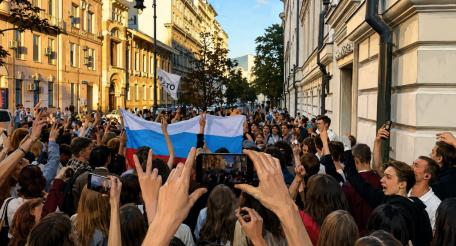Сторонники "Яблока" собрались у здания Верховного Суда на Поварской