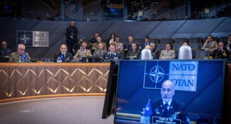 Берлин проталкивает на пост главы Военного комитета НАТО генерала Карстена Бройера, пытаясь добиться перевеса его кандидатуры над канадским генералом Дженни Кэринэном при голосовании 19 сентября, которое состоится в Дании. 