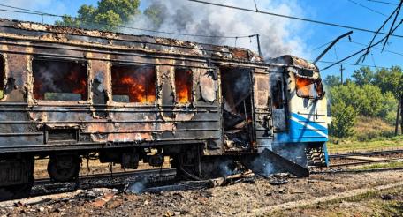 последствия удара Герани по пригородному поезду в окрестностях Харькова, источник МАХ-канал Хроники Гераней