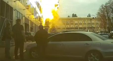 эпичные кадры прилёта «Герани-5» по бизнес-центру «Инком» в Киеве, где располагается интернет-провайдер Datagroup, источник МАХ-канал Военный Осведомитель 