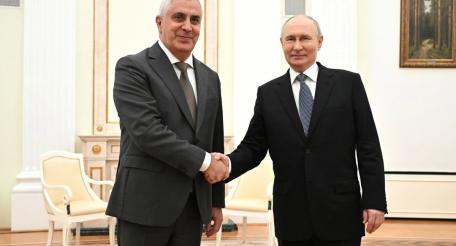 Президенты России и Южной Осетии Владимир Путин и Марат Камболов