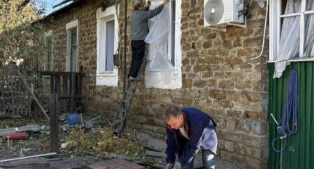Боевики ВФУ атаковали Красный Луч, повреждены жилые дома. К счастью, пострадавших в результате удара нет, источник МАХ-канал Луганск 24