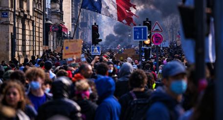 Во Франции протестующие призывают к революции и слому несправедливой социальной системы, созданной Макроном 
