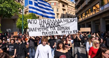 Вслед за Францией, Италией и Албанией греческая молодёжь вышла на улицы в знак протеста против высоких цен на жильё, продукты питания и низких зарплат. 