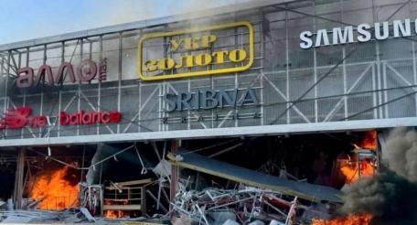 в поражённом «City Mall» досталось и «святыне» майдана – местному Макдональдсу: теперь ни булочек, ни котлет как бы из мяса, ни даже пирожков, источник МАХ-канал Военкор Котенок