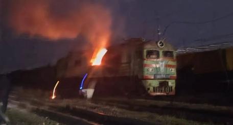 ВС РФ продолжает систематическое выбивание вражеских локомотивов. Реактивный БПЛА «Герань-4» ударил по локомотиву ВЛ8-451 в районе железнодорожной станции «Верховцево» в Днепропетровской области, источник МАХ-канал Дневник Десантника