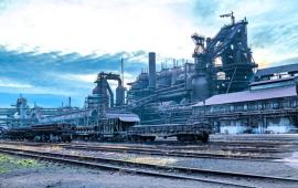 Ежедневно Алчевский меткомбинат выдаёт от 5,5 тыс. до 6 тыс. тонн чугуна, около 7 тыс. тонн стали и 6-7 тыс. тонн товарной продукции. Это одно из крупнейших предприятий чёрной металлургии на Донбассе и в южной части России, источник – Телеграм-канал Луганск 24