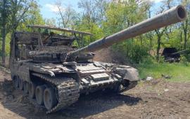 Танк Т-80бв, который выдержал 10 подрывов на противотанковых минах, выполняет задачи на Южно-Донецком направлении