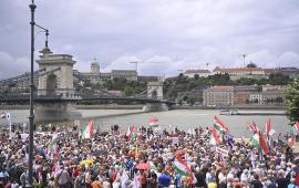 Против НАТО и милитаризации Украины: в столице Венгрии прошел масштабный «Марш мира»