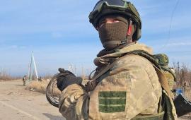 российские сапёры возводят заграждения против беспилотников вдоль дорог в зоне СВО