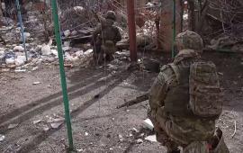 сапёры-десантники Ивановского соединения очищают освобождённые кварталы Часов Яра