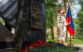 в Донецке почтили память защитников аэропорта. Каждый год, собираясь вместе, защитники Республики и простые жители Донецка вспоминают о событиях тех дней и подтверждают свою приверженность идеалам свободы и справедливости, которые отстаивали эти герои, источник Телеграм-канал РИА ДНР