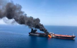 Три нефтяных танкера столкнулись и горят в Оманском заливе, недалеко от Ормузского пролива