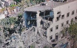противник нанёс варварский удар по Алешкам. В жилую пятиэтажку попали две авиабомбы, источник Телеграм-канал Владимир Сальдо