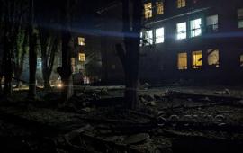 Каменское в Днепропетровской области после ночного прилета «Искандера». Власти заявляют, что удар был нанесен по неэксплуатируемому зданию, однако в местных соцсетях уверены, что прилетело по центру реабилитации боевиков ВСУ, источник Телеграм-канал Военкор Котенок