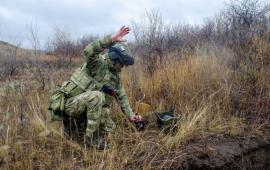 росгвардейцы обнаружили схрон с натовским оружием в ЛНР, источник Телеграм-канал Росгвардия