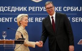 Запад продолжает размахивать перед носом у Белграда «морковкой», обещая принять страну в ЕС, но при условии отказа Сербии от сотрудничества с Россией. Об этом недвусмысленно заявила глава Еврокомиссии Урсула фон дер Ляйен на недавней пресс-конференции в Белграде с сербским президентом Александром Вучичем.