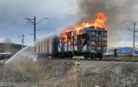 в Черниговской области беспилотник «Ланцет» атаковал тепловоз в Семёновской общине, который загорелся после попадания, источник Телеграм-канал Сводки и Аналитика СВО (Резерв)