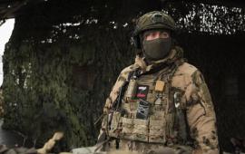 в Запорожской области росгвардейцы спасли троих местных жителей при атаке БПЛА ВСУ. Военнослужащие Росгвардии оказали первую помощь и эвакуировали троих тяжелораненых граждан, автомобиль которых был поражён в результате атаки вражеского БПЛА ВСУ на контрольно-пропускном пункте в Запорожской области, источник Телеграм-канал Росгвардия